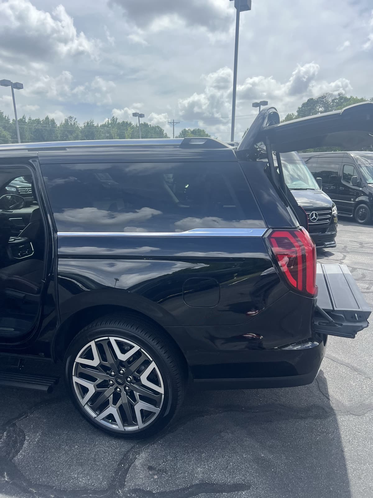 Unit 11 Ford Expedition Max view 4