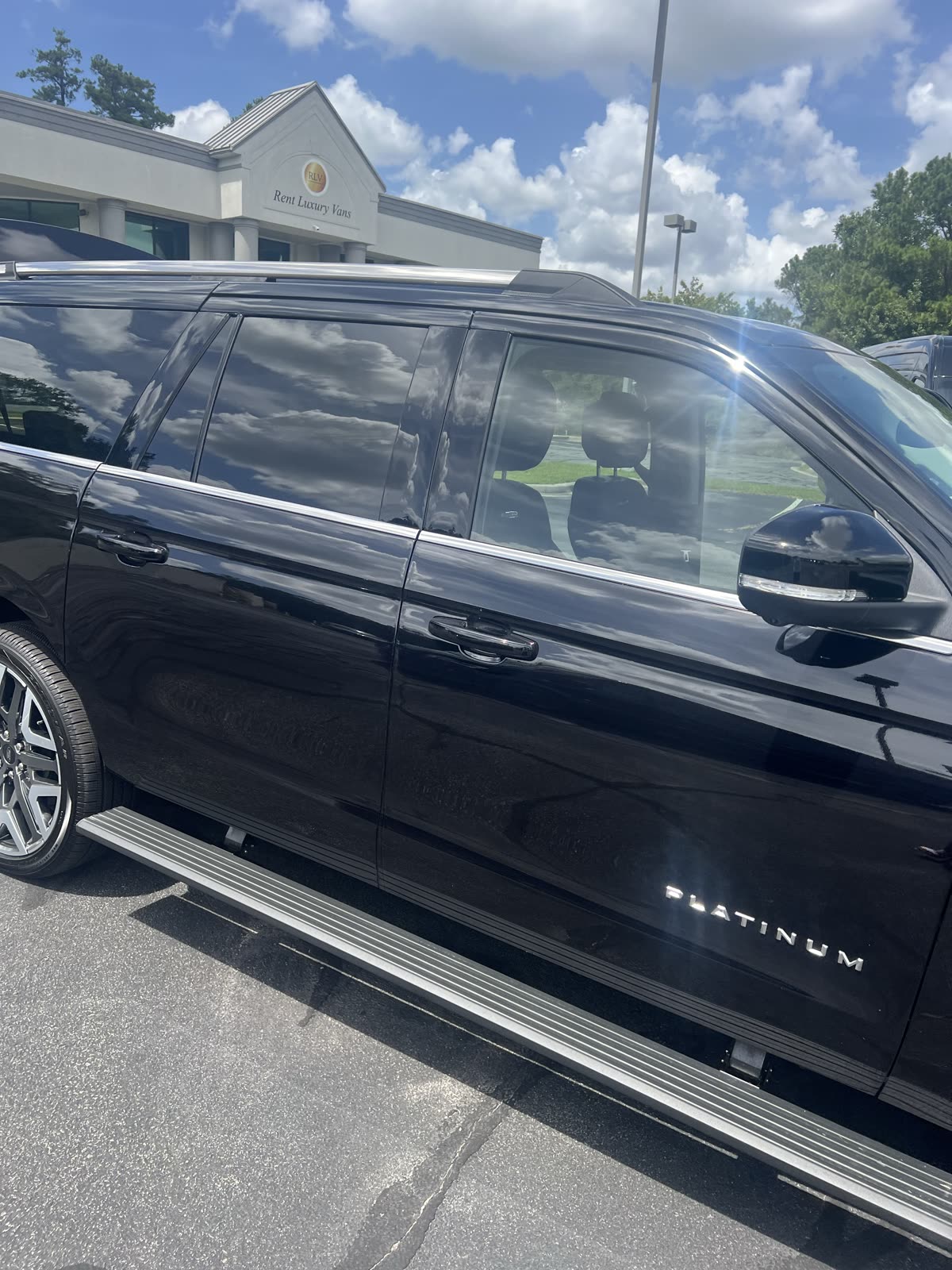 Unit 11 Ford Expedition Max view 14