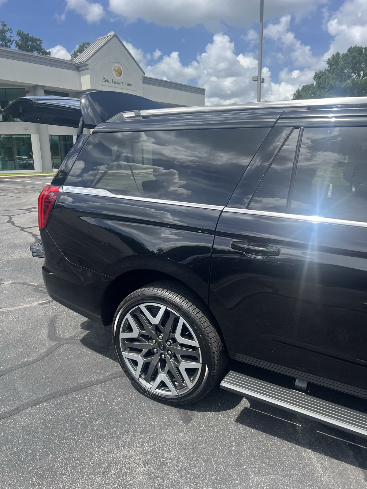Unit 11 Ford Expedition Max view 15